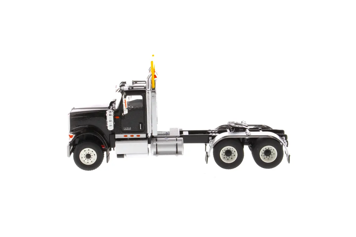 1:50 International Hx520 Tandem Tractor - Metallic Black, 71003 2